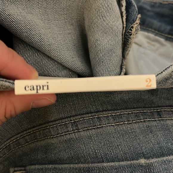 NWT Simply Vera Wang Capri Mid Rise Clear Sky Blue Roll Cuff Distressed Jeans 2 - Picture 14 of 15